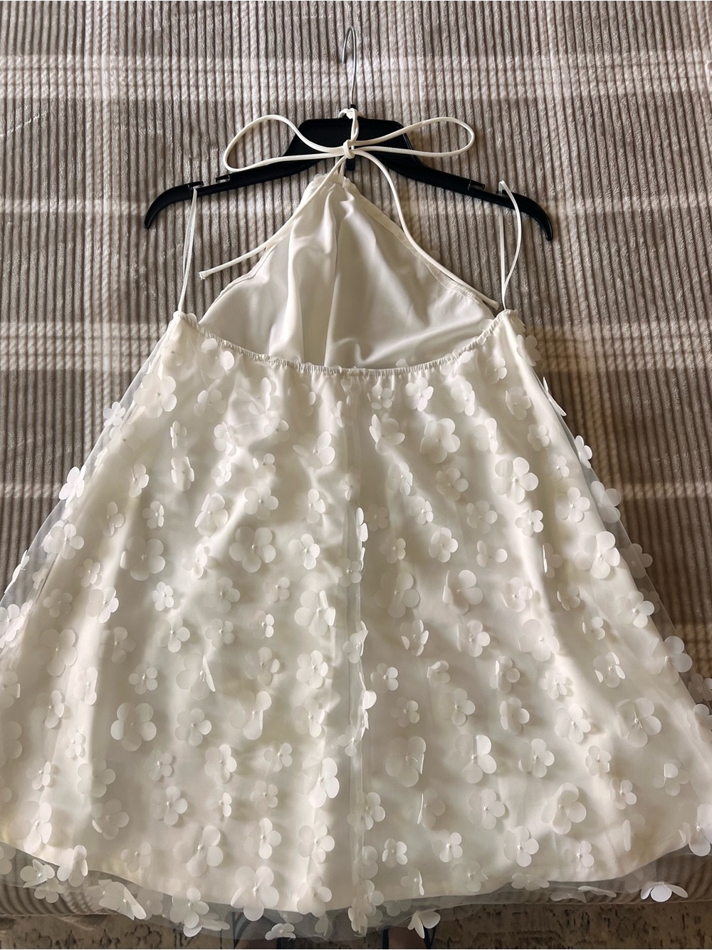 White Mini Dress with 3D Floral Appliqués. Size: M - Picture 5 of 8
